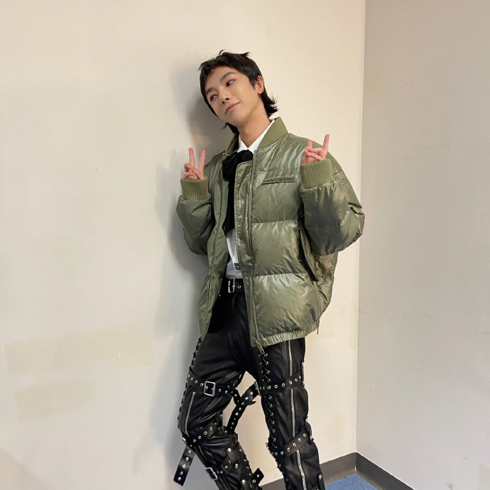 华晨宇最新大片 绿色羽绒服搭配黑色皮裤,个性十足!