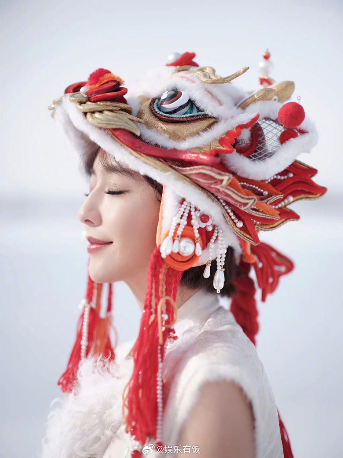 终于等到了@佟丽娅 的龙年写真,龙帽和新中式上衣适配度拉满