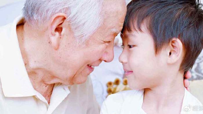 直到老了才明白，孙子和外孙谁更亲？并非是姓氏决定的，太现实了