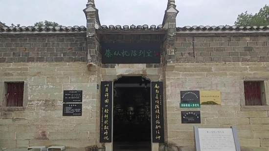 参观蔡以忱陈列室，缅怀革命先烈