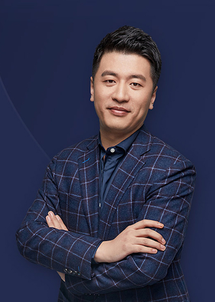 张雪峰团队放长假15天,不调休,员工福利引热议,成教育圈新焦点