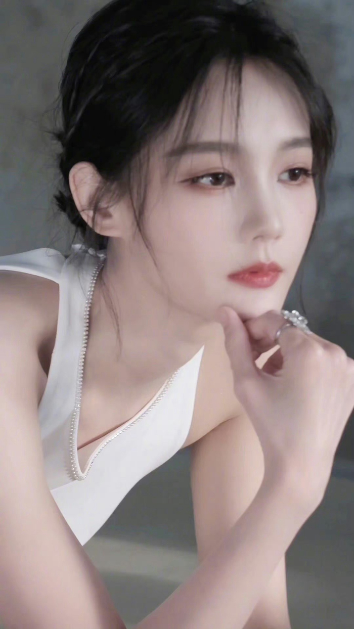 李一桐的怼脸live图清楚的表现出清冷美女到开朗少女样子