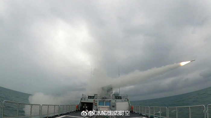 看现场商丘舰铜仁舰海上练兵