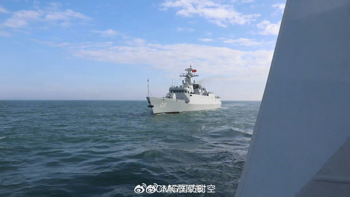 看现场商丘舰铜仁舰海上练兵