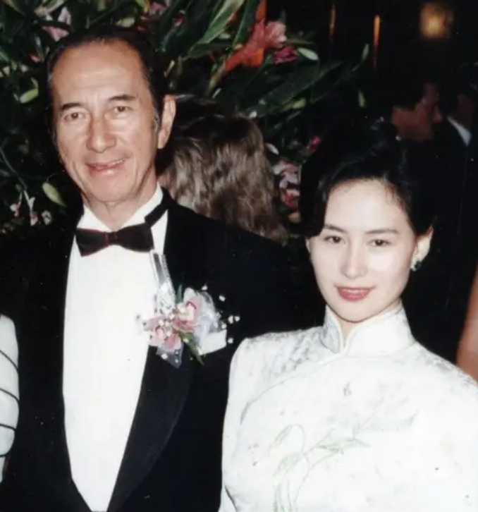 或许是赌王发现:所谓商业联姻,没有给家族带来太多的好处.