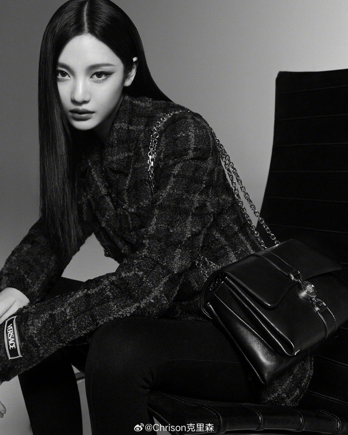宁艺卓 × VERSACE┊演绎品牌24秋冬系列广告大片，浓郁的红与黑碰撞…__财经头条__新浪财经