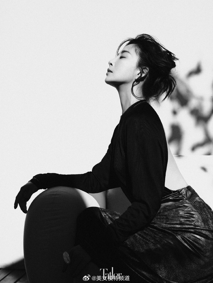 殷桃慵懒感大片惊喜释出穿深色皮草侧脸优越显温柔