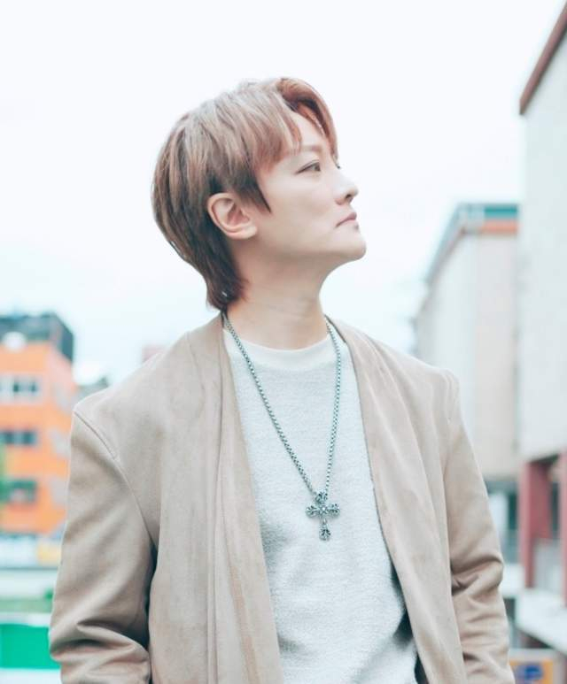 娱乐圈又出丑闻歌手阿沁模特老婆持毒被抓家里当众搜出违禁品