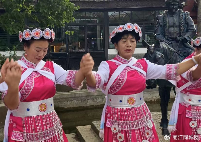 丽江古城南门茶马广场篝火打跳开启音乐一响脚步就停不住了