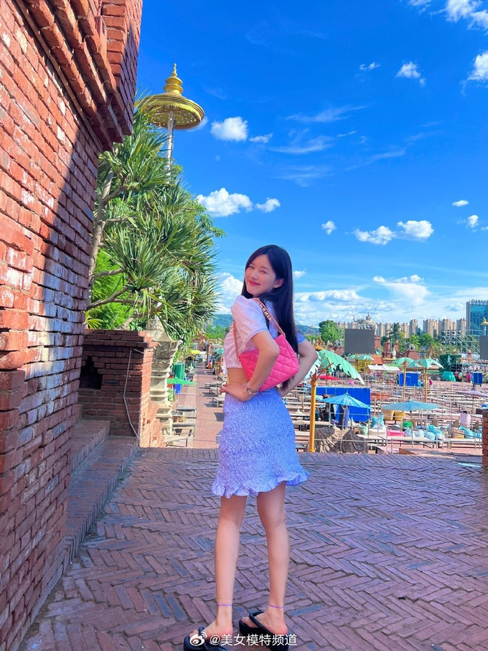 赵露思穿深v泳衣欢快戏水 对镜头大笑甜美性感