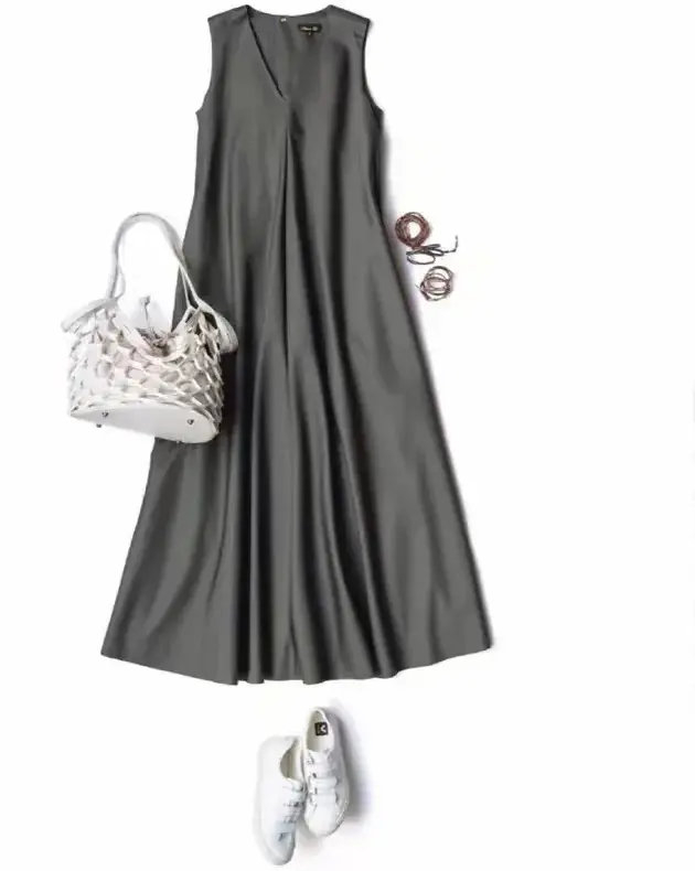 最简单的方式就是选择一双白色的休闲鞋,白色和灰色的搭配最为经典