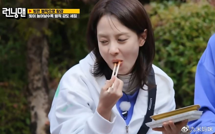 在吃饭之前,宋智孝也一直在努力寻找信封,她也看到了哈哈找到信封,还