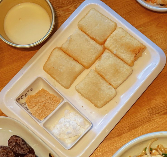 延吉打糕,是吉林省延边朝鲜族自治州延吉市著名的小吃.