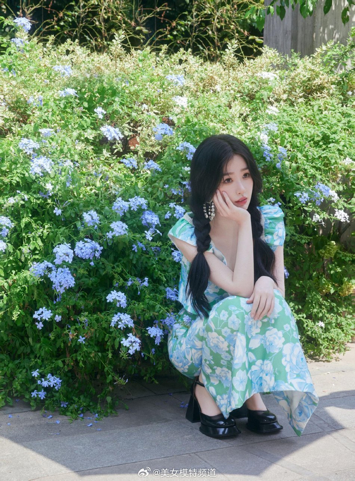 虞书欣穿露腰碎花修身裙 扎双麻花辫清新靓丽笑容甜__