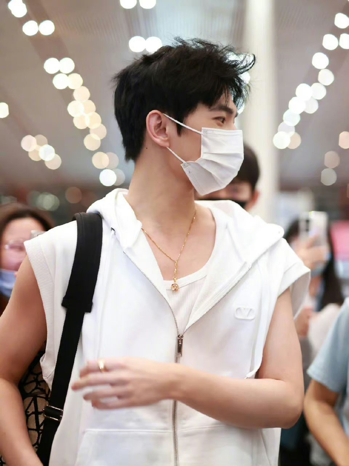 杨洋机场出发live阳光俊朗大帅哥手臂肌肉线条好绝