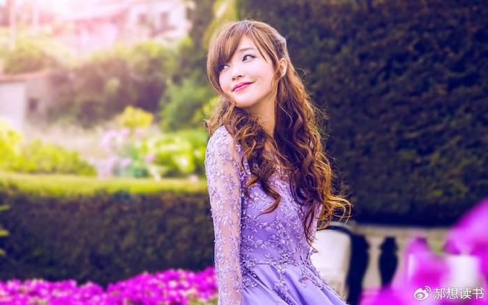 都40多岁了金莎还与00后男友公开玩母子恋确实比张雨绮要勇敢