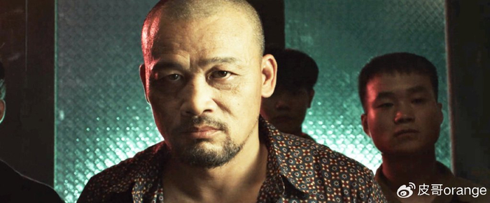 喻亢饰演的帕昆是进攻者,他不仅带着枪,还带着两个小喽啰.