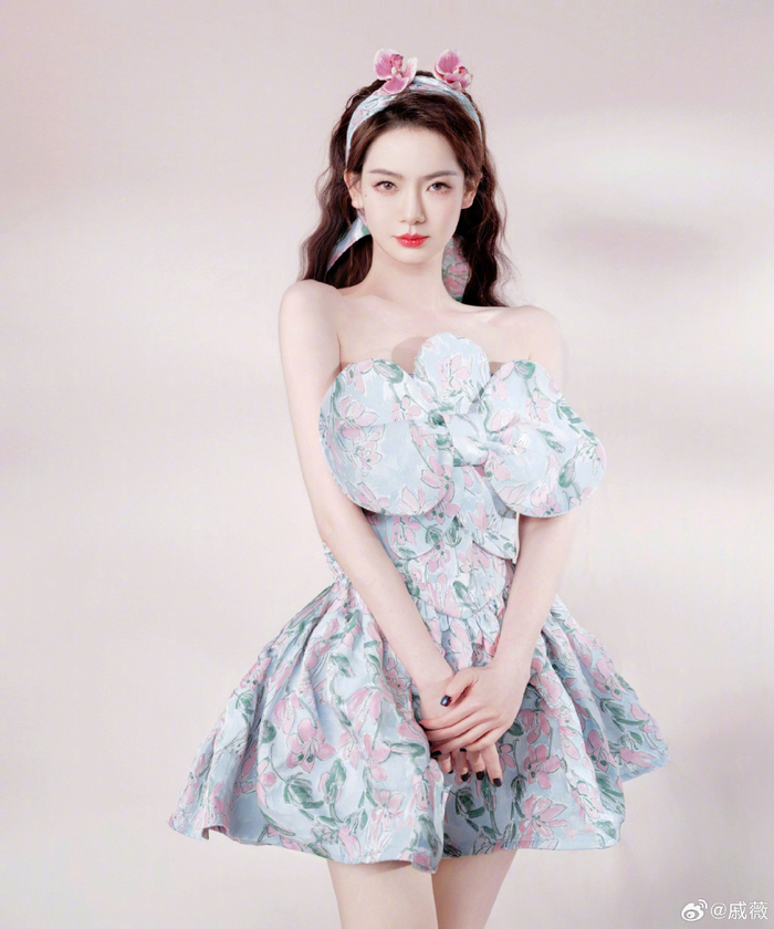 戚薇甜漾花朵大片戚薇甜感娃娃妆好好看啊