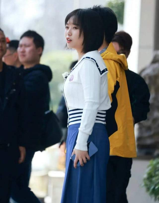 李雪琴录制综艺近照曝光,身材暴瘦颜值提升,网友夸赞像韩国女团