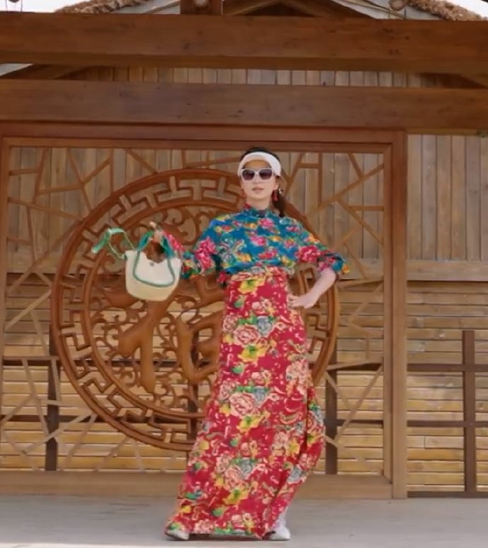 不管衣服美丑,首先眉姐姐的精神状态已经遥遥领先了__财经头条