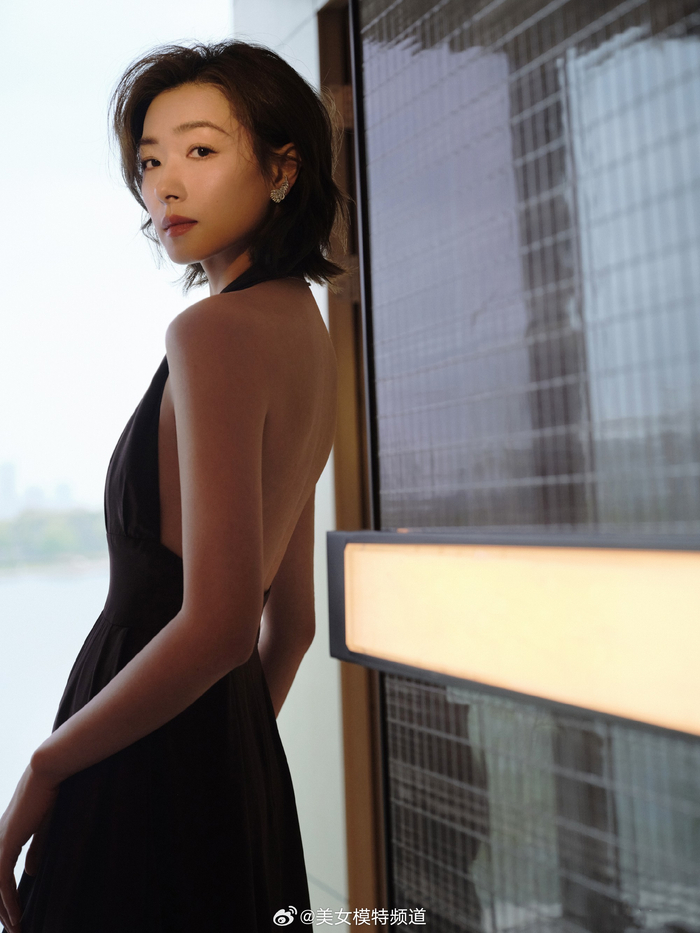 万茜咖色深露背长裙轻巧拿捏