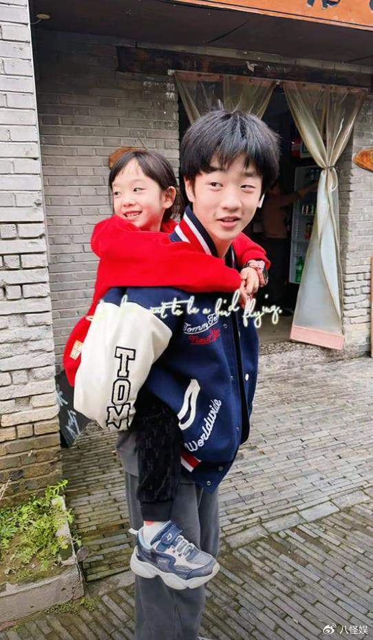 杨威携妻儿回老家,两鬓花白显老态,双胞胎女儿颜值好