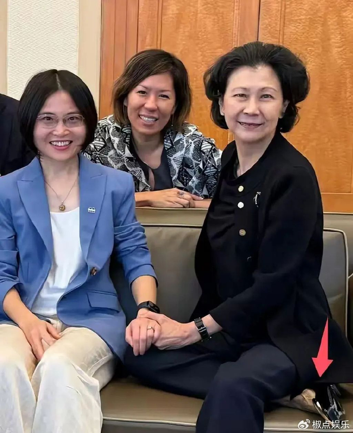 96岁李嘉诚和小33岁女友,一同接见贵客,周凯旋似女主人聊天