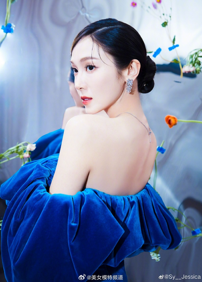 郑秀妍穿蓝色丝绒裙秀身材无暇美背全露出性感撩人