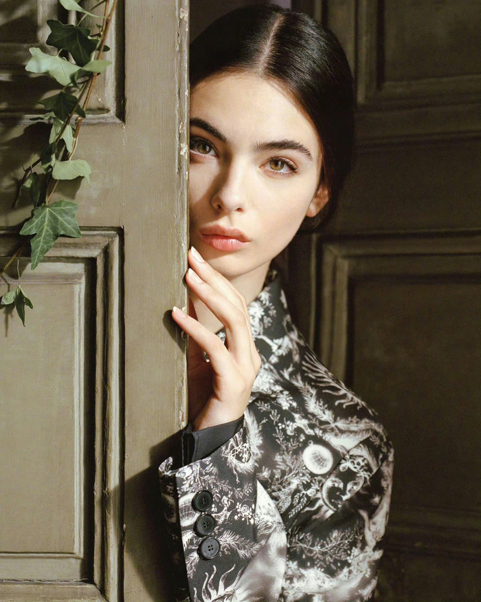 devacassel为dior杂志拍摄封面写真