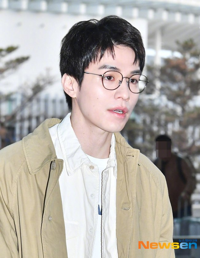李栋旭近日机场新闻图发型vs之前的发型