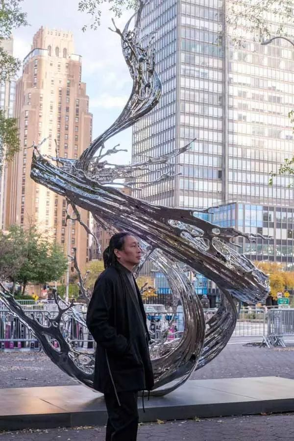 郑路(1978 —)作品描述:这件以悬空的水溅为造型的不锈钢雕塑重2500