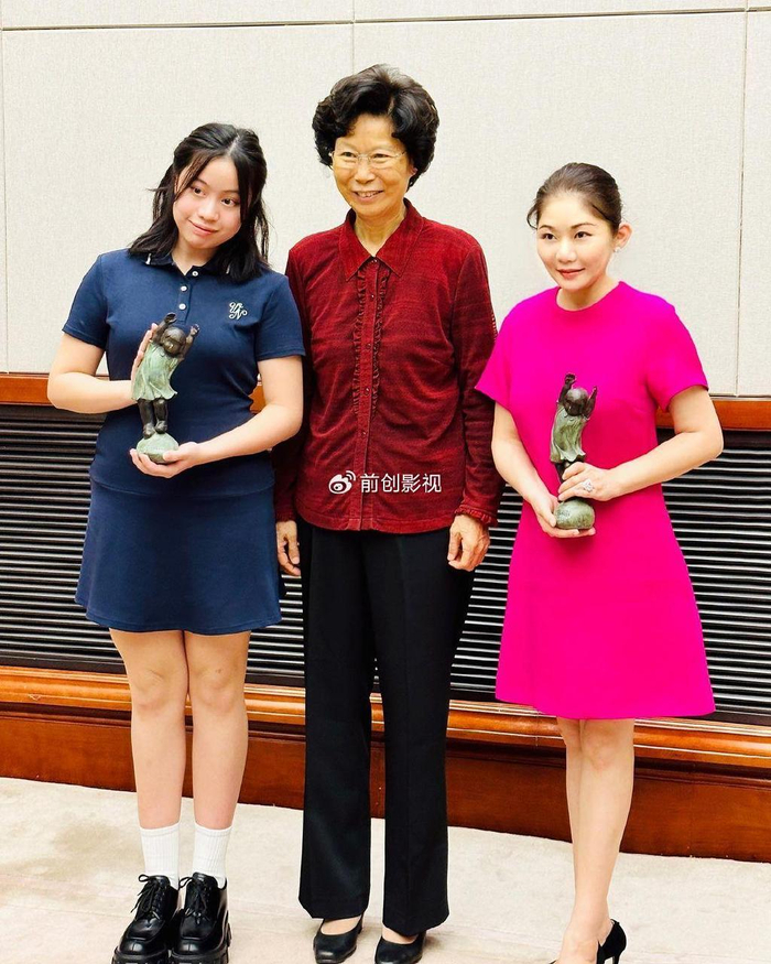 甘比为内地女童再捐1800万,穿彝族服饰与村民互动,长女面相福气|甘比