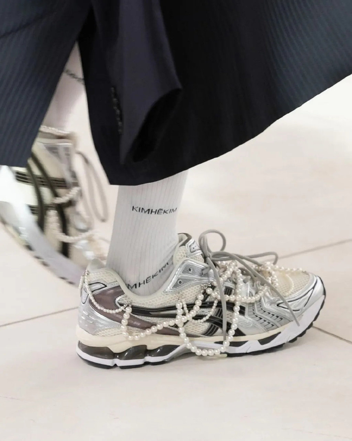 中,韩国新锐设计师品牌 kimhekim 在品牌秀场上,也为 asics kayano-14