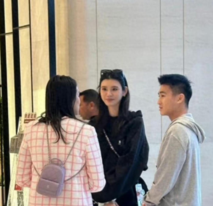 奚梦瑶和四太合影站c位4年地位实现飞升妥妥打脸了郭碧婷