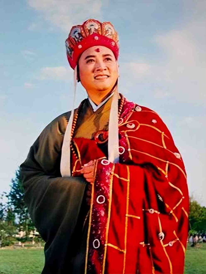 迟重瑞直播卖手串引争议,5万的手串卖4800,女富豪没给零花钱?|陈丽华|唐僧|遗嘱|爱情|大电影_新浪娱乐_新浪新闻