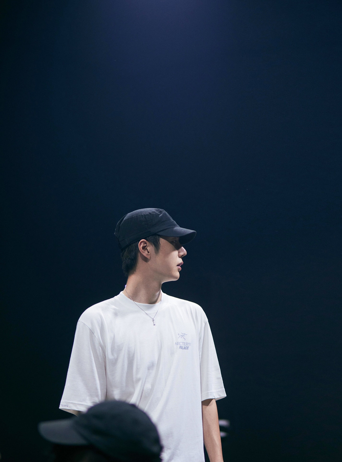 哪怕没有一张正脸少年的清隽和努力也清晰可见