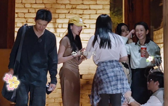 《花少5》两位男主吵架太抢戏,一个内卷立人设,一个精明爱拆台|王安宇|胡先煦|花儿与少年5|花儿与少年|餐厅_新浪娱乐_新浪新闻