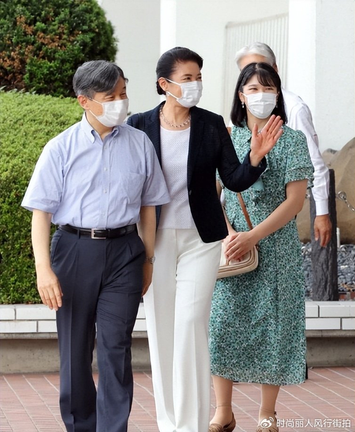 雅子皇后一家三口度假去了!爱子公主换了新发型,穿碎花裙美翻了