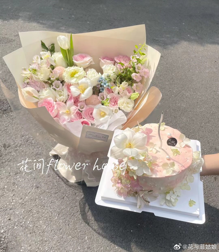 鲜花和蛋糕缺一不可,味觉和精神的双重甜蜜