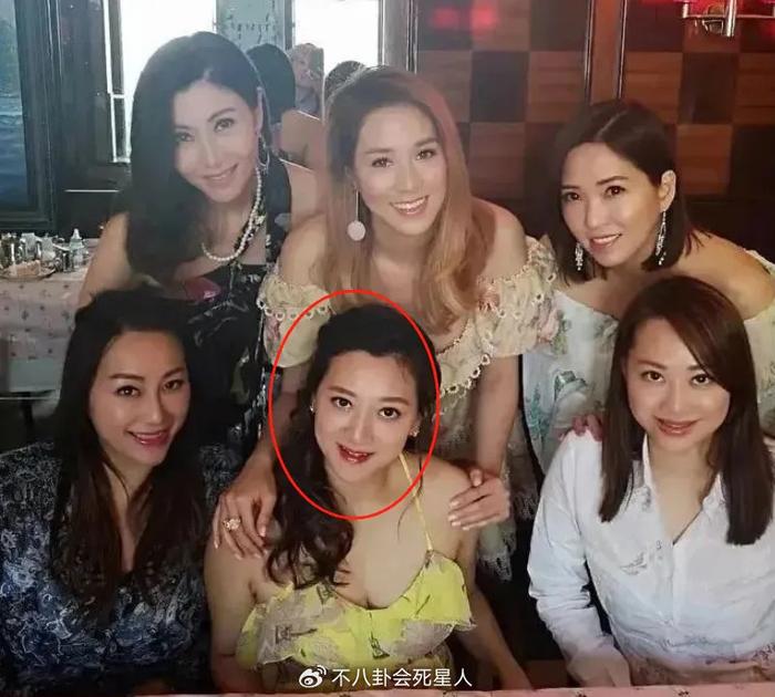 黄晓明女友和女星们的两张大合照,让她的尴尬无所遁形