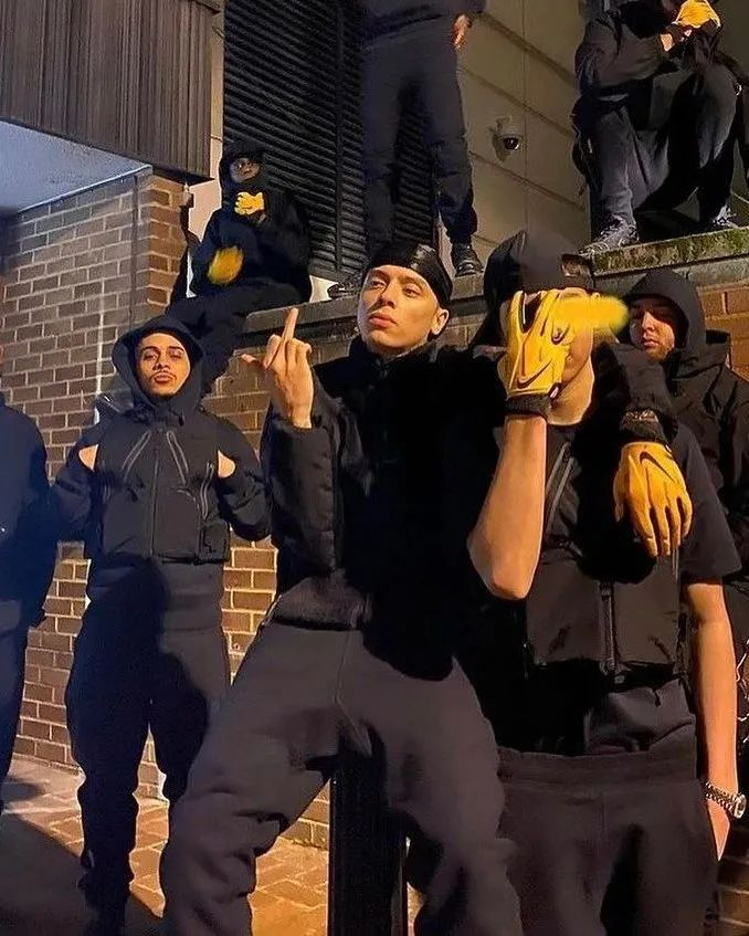 深色调,在统一性的帮派观感中,呈现出音乐中的阴暗氛围,得到 drake 的