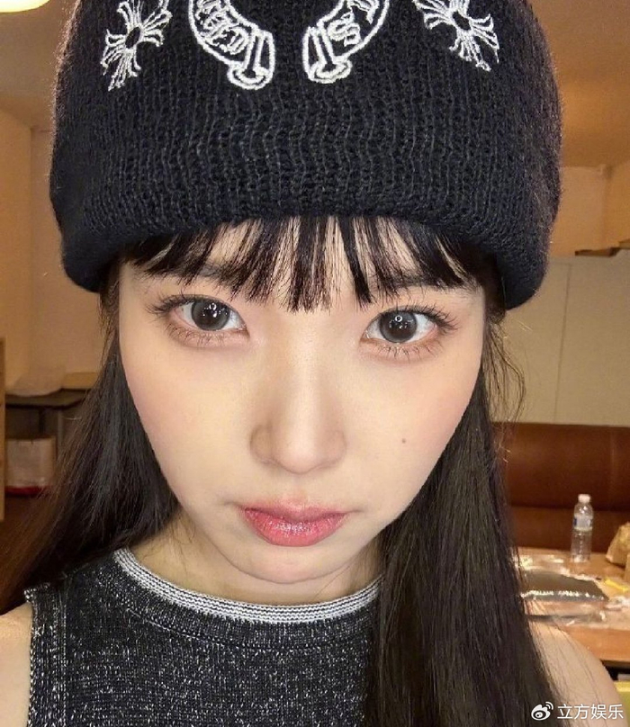 iu齐刘海毛线帽造型释出 对镜自拍wink清甜元气|毛线帽|齐刘海|自拍