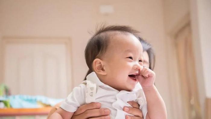 什么时候给宝宝添加辅食更适合？不是4个月或6个月，得看信号