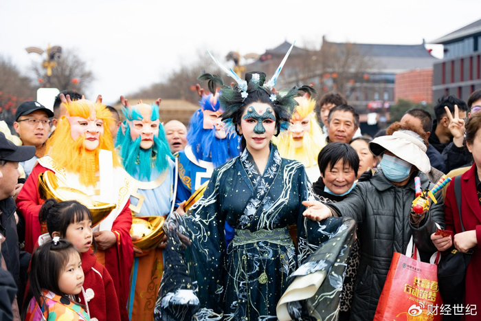 龚玥菲化身青龙女神龙抬头惊艳亮相西安大雁