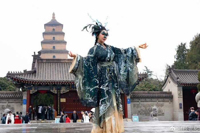 龚玥菲化身青龙女神龙抬头惊艳亮相西安大雁