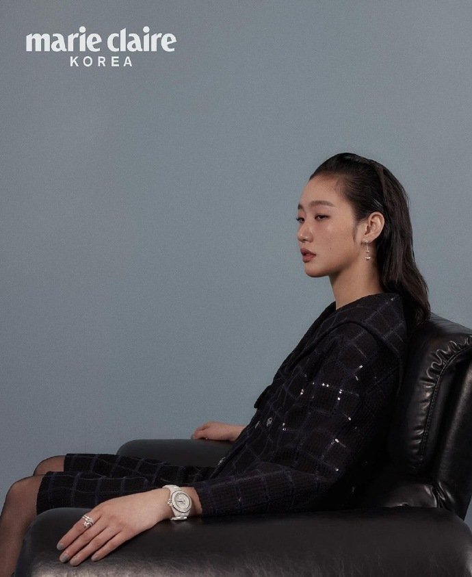 金高银最新画报公开稳稳hold住贴头皮造型好优越