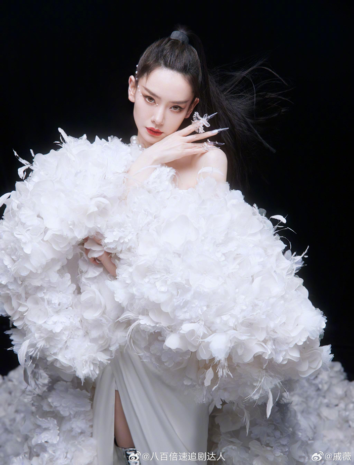 戚薇妆造审美好绝啊,就连浪姐初舞台的白色也是七种不同的白