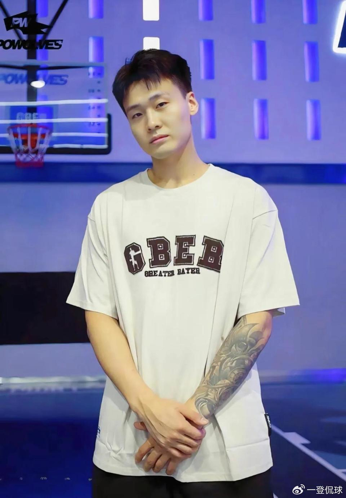 在篮球世界杯前夕,广东男篮用赵睿换来了周琦,赵睿带着对广东男篮的