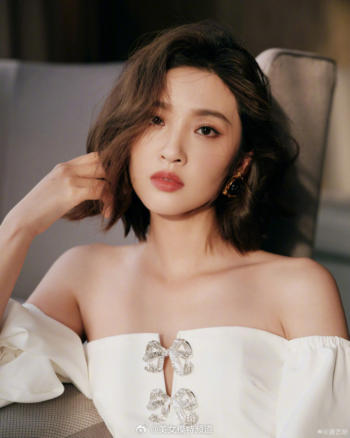 唐艺昕晒白色抹胸礼服写真 气质优雅背影照大秀好身材