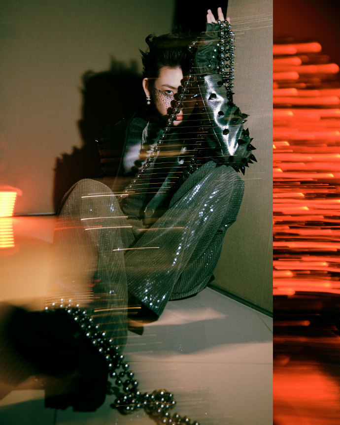 小鬼王琳凯半面贴钻朋克妆小鬼每一次的舞台造型都好用心好帅